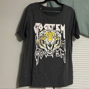 Amazon Women's Short Sleeve Tee - Gray with Tiger Graphic